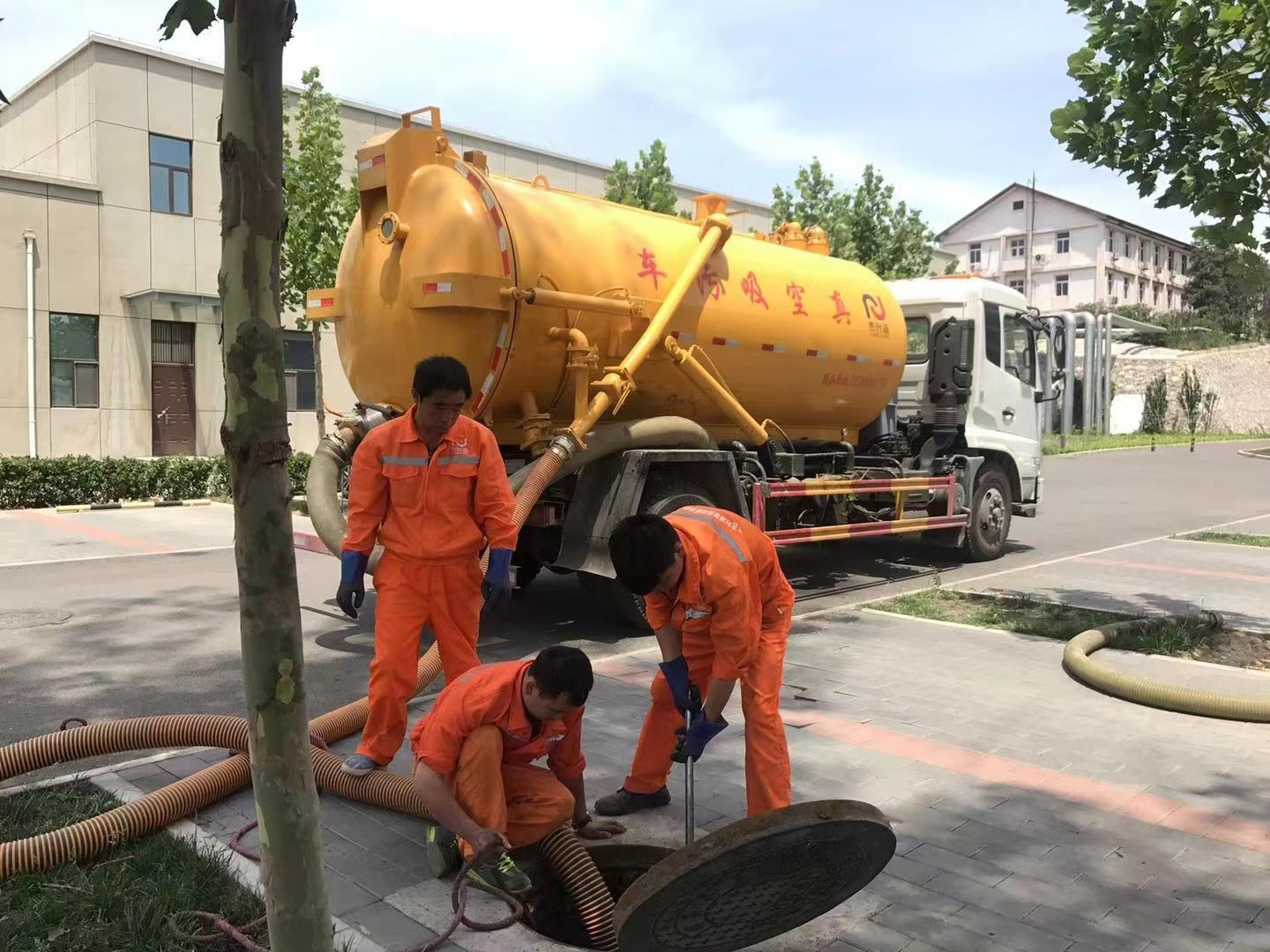 邓州管道疏通车停在窨井附近